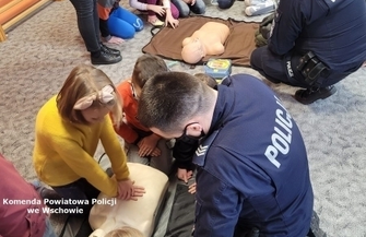 Policjanci edukowali dzieci przed feriami ZDJĘCIA