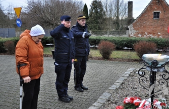 Zapalili znicze pod pomnikiem przy Skwerze Sybiraków w Sławie ZDJĘCIA