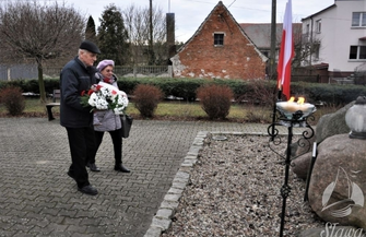 Zapalili znicze pod pomnikiem przy Skwerze Sybiraków w Sławie ZDJĘCIA