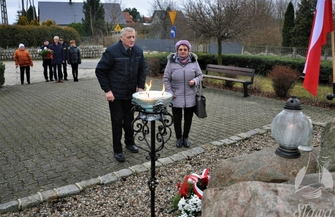 Zapalili znicze pod pomnikiem przy Skwerze Sybiraków w Sławie ZDJĘCIA