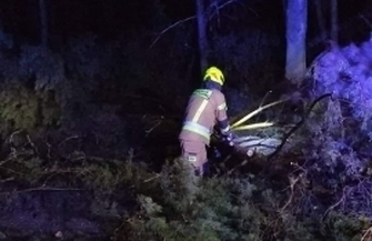 Zniszczone nagrobki i stacja transformatorowa.