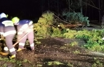 Zniszczone nagrobki i stacja transformatorowa.