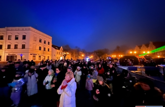 Manifestacja przed ratuszem. Wschowianie popierają Ukrainę