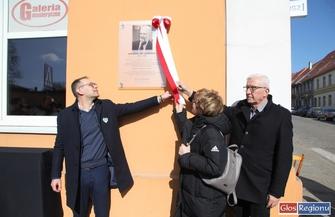 We Wschowie odsłonięto tablicę upamiętniającąprof. Geremka RELACJA