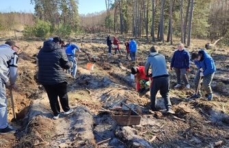 Uczniowie SOSW wzięli udział w akcji sadzenia lasu ZDJĘCIA