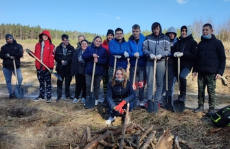 Uczniowie SOSW wzięli udział w akcji sadzenia lasu ZDJĘCIA
