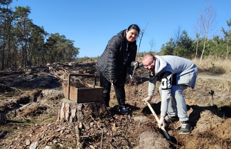 Uczniowie SOSW wzięli udział w akcji sadzenia lasu ZDJĘCIA