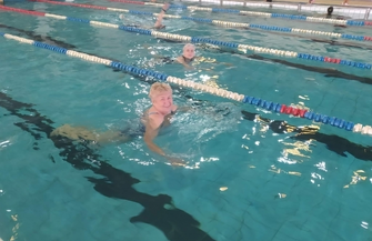 Seniorzy z gminy Wschowa na pływalni.