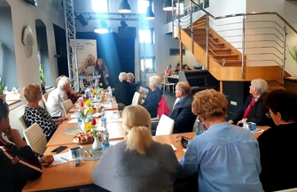 Bezpłatne opaski bezpieczeństwa trafiły do seniorów VIDEO