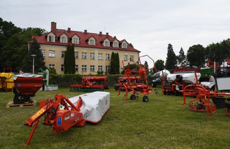 Aplikacja eDWIN setki zwierząt roślin uprawnych i sprzęt rolniczy na targach w Sielinku