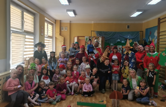 Rodzice przygotowali przedstawienie dla przedszkolaków