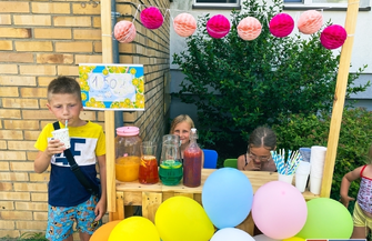 Serwują lemoniadę i naleśniki.