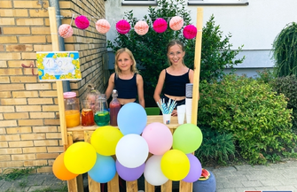 Serwują lemoniadę i naleśniki.