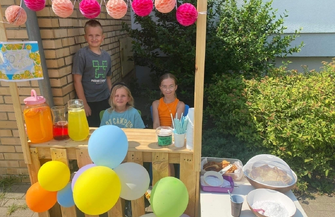 Serwują lemoniadę i naleśniki.