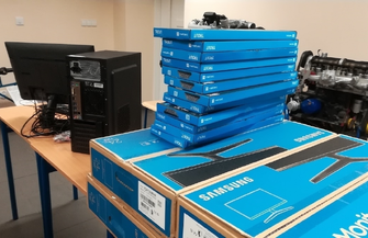 Nowe komputery do pracowni w STASZICU