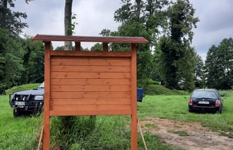 Stanęła druga z czterech tablic informacyjnych.