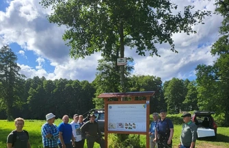 Stanęła druga z czterech tablic informacyjnych.