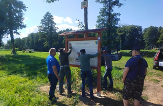 Stanęła druga z czterech tablic informacyjnych.