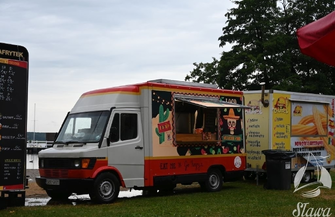 Food trucki na plaży