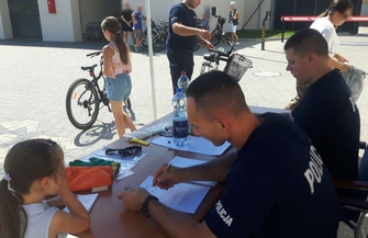Wschowscy policjanci znakowali rowery ZDJĘCIA