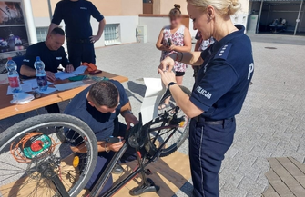 Wschowscy policjanci znakowali rowery ZDJĘCIA