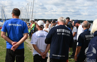 Żeglarska rywalizacja na jeziorze