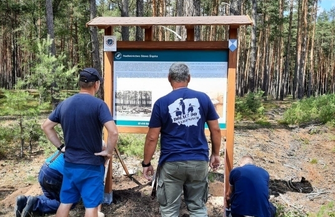 Odsłonięto trzeciątablicę informacyjną.