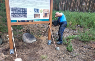 Odsłonięto trzeciątablicę informacyjną.