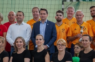 Samorządowcy i urzędnicy zagrali w siatkówkę