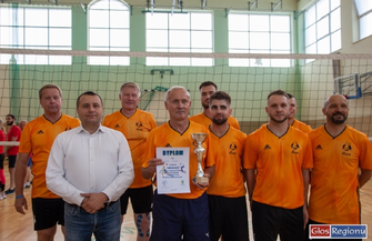 Samorządowcy i urzędnicy zagrali w siatkówkę