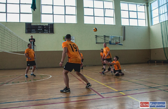 Samorządowcy i urzędnicy zagrali w siatkówkę