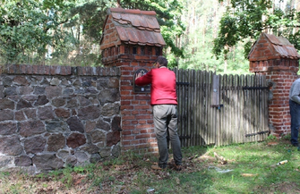 Cmentarz żydowski w Szlichtyngowie oznakowany ZDJĘCIA
