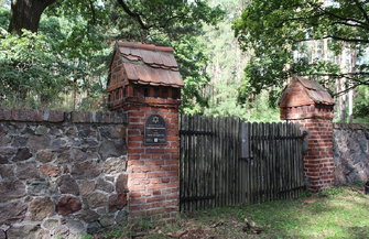 Cmentarz żydowski w Szlichtyngowie oznakowany ZDJĘCIA