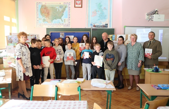 Uczniowie z Łysin Starego Strącza i Jędrzychowic