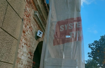 Kolejna kamienica przestanie straszyć ZDJĘCIA