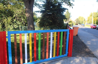 Szkoła w Jędrzychowicach z nowym ogrodzeniem i utwardzonym terenem ZDJĘCIA