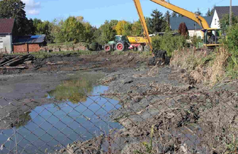 Trwają prace związane z oczyszczaniem zbiornika wodnego w Zamysłowie