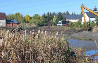 Trwają prace związane z oczyszczaniem zbiornika wodnego w Zamysłowie