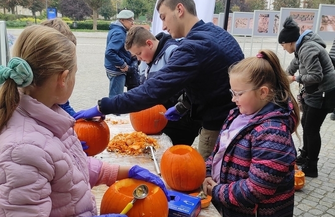 Na wschowskim Rynku powstały dyniowe rzeźby ZDJĘCIA