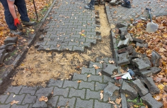 Trwa remont bieżący chodnika w Parku Górczyńskim ZDJĘCIA