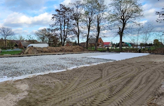 Postępuje budowa boiska wielofunkcyjnego przy Szkole w Jędrzychowicach FOTO