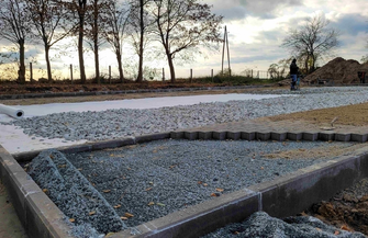 Postępuje budowa boiska wielofunkcyjnego przy Szkole w Jędrzychowicach FOTO