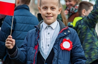 Dzieci przeszły ulicami Wschowy w patriotycznym happeningu VIDEO