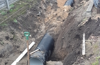 Trwa zabudowa rowu w Starych Drzewcach