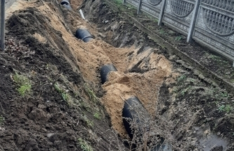 Trwa zabudowa rowu w Starych Drzewcach