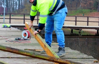 Trwa rozbiórkapomostu w Lginiu.