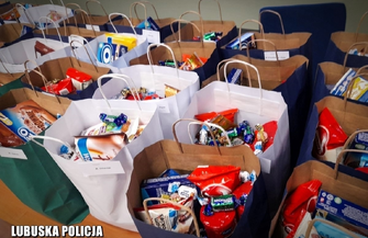 Świąteczne paczki od wschowskich policjantów trafiły do Domów Dziecka