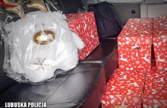 Świąteczne paczki od wschowskich policjantów trafiły do Domów Dziecka