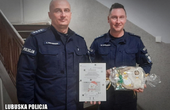 Świąteczne paczki od wschowskich policjantów trafiły do Domów Dziecka