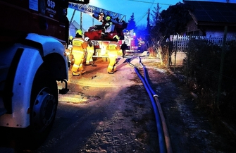 Dach domu w Radzyniu spłonął doszczętnie.